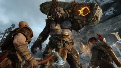 Captura de pantalla de God of War que muestra a Kratos y Atreus frente a un trol de fuego