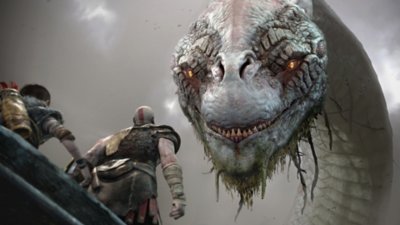 Kratos y Atreus de pie en un barco se enfrentan a la Serpiente del Mundo, Jörmungandr.