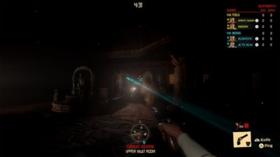 Snimak toka igre Midnight Murder Club na kom je prikazano kako lik upire revolverom u zamračenom dvorcu.